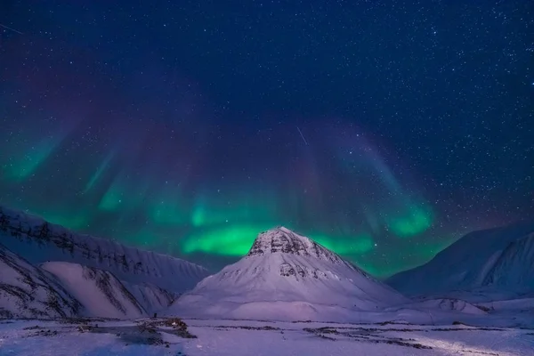 极地北极北极光在挪威斯瓦尔巴特的天空之星朗伊尔城城市山脉 — 图库照片