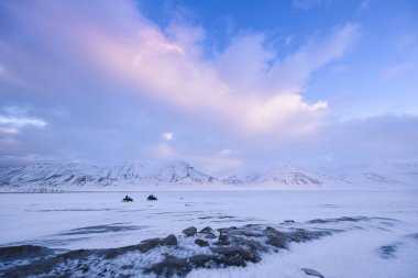  Norveç manzara doğa Spitsbergen Longyearbyen Svalbard kutup kış kutup gün günbatımı gökyüzü dağ