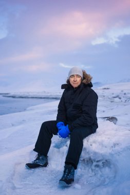  Norveç manzara doğa Spitsbergen Longyearbyen Svalbard explorer adam kutup kış kutup gün günbatımı dağ
