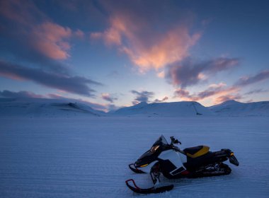  Norveç manzara doğa Spitsbergen Longyearbyen Svalbard kutup kış kutup gün günbatımı gökyüzü dağ
