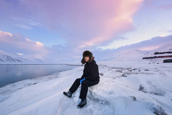 挪威山水之山的斯匹次卑尔根岛朗伊尔城斯瓦尔巴特探险者北极冬季极地日日落 — 图库照片
