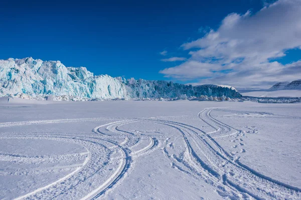 挪威斯匹次卑尔根岛朗伊尔城冰川山的景观性质北极冬季极地阳光天天空 — 图库照片