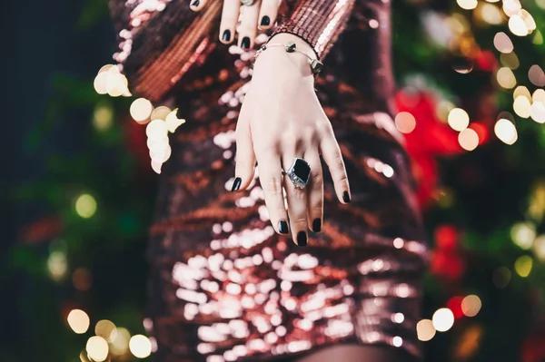 크리스마스 조명에 디스코 디오르와 아름다운 곱슬머리 소녀의 — 스톡 사진