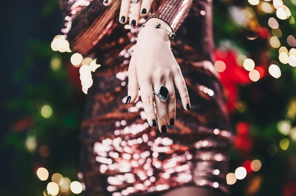 Retrato Bela Menina Encaracolado Fundo Feliz Natal Novas Luzes Árvore — Fotografia de Stock