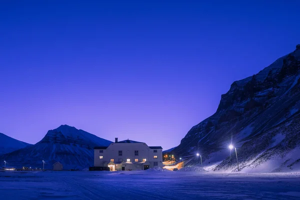 ノルウェーの旅行写真家スヴァールバルのオーロラの空の星を狩る極北のライト竜眼市の山 — ストック写真
