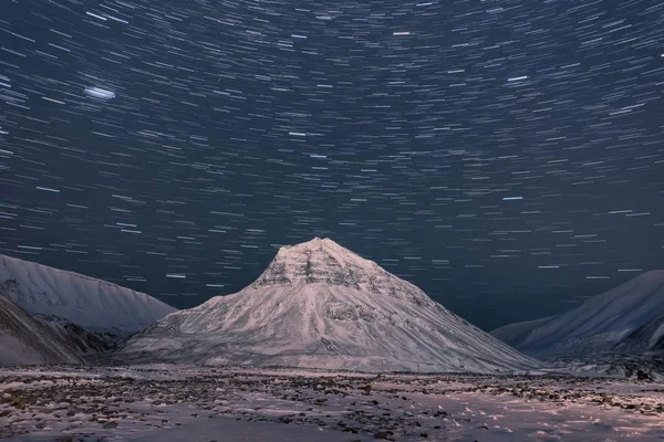 北極圏のオーロラ狩りノルウェーの空の星のトラックロングイェールビエン市のスヴァールバル山 — ストック写真