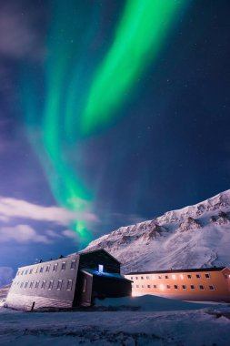 Kuzey kutup ışıkları aurora borealis gökyüzü yıldızı Norveç 'te Svalbard, Longyearbyen' de dağlarla birlikte. Seyahat macerası