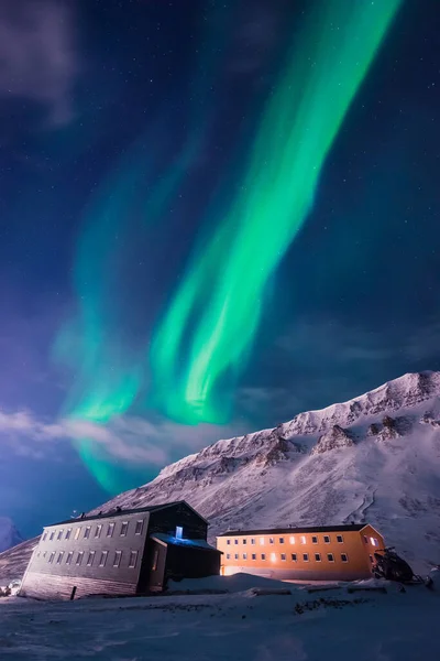 Kuzey kutup ışıkları aurora borealis gökyüzü yıldızı Norveç 'te Svalbard, Longyearbyen' de dağlarla birlikte. Seyahat macerası