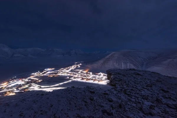 诺威景观冰的城市景观的 Spitsbergen 朗伊登高原山斯瓦尔巴群岛北极海洋冬季极地夜景从上面 — 图库照片