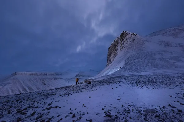 スピッツ ベルゲン ロングイェールビーン高原山スバールバル北極海の街の景色のノルウェー風景氷自然冬の上から極夜ビュー — ストック写真