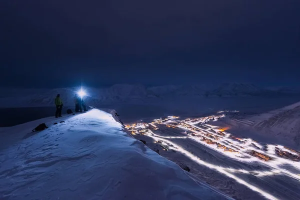 诺威景观冰的城市景观的 Spitsbergen 朗伊登高原山斯瓦尔巴群岛北极海洋冬季极地夜景从上面 — 图库照片