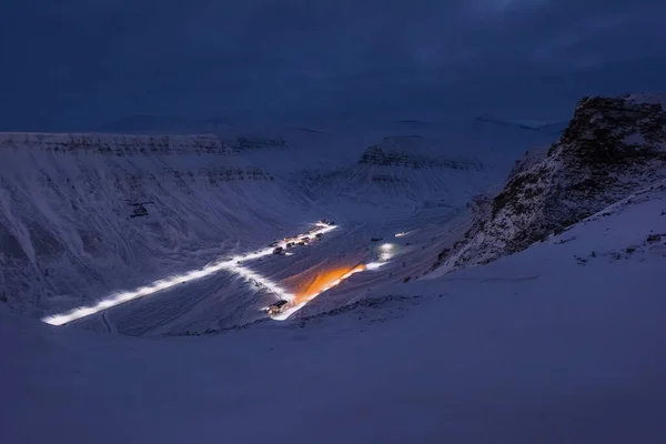 诺威景观冰的城市景观的 Spitsbergen 朗伊登高原山斯瓦尔巴群岛北极海洋冬季极地夜景从上面 — 图库照片