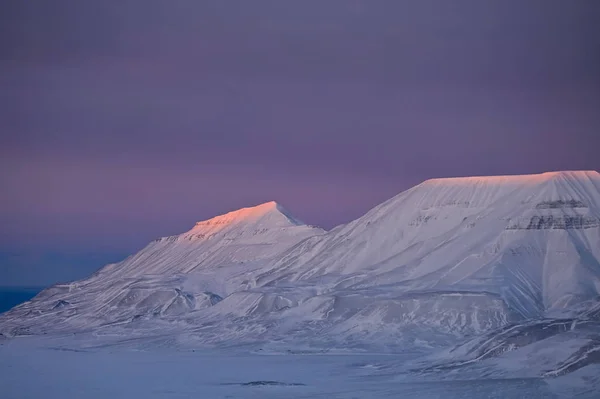 挪威山水自然斯匹次卑尔根岛朗伊尔城斯瓦尔巴特北极海洋冬极地日落天 — 图库照片