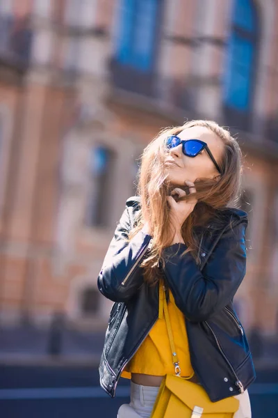 여자가 선글라스를 웃으며 상트페테르부르크 배경에 포즈를 취하는 아름다운 금발의 사진을 — 스톡 사진
