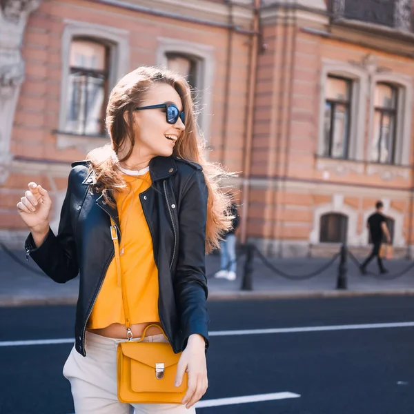 在圣彼得堡的背景下 一个年轻性感姑娘嬉皮士美丽的金发姑娘戴着太阳镜 笑着摆姿势的特写 — 图库照片