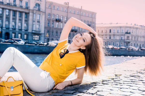 在圣彼得堡的背景下 一个年轻性感姑娘嬉皮士美丽的金发姑娘戴着太阳镜 笑着摆姿势的特写 — 图库照片