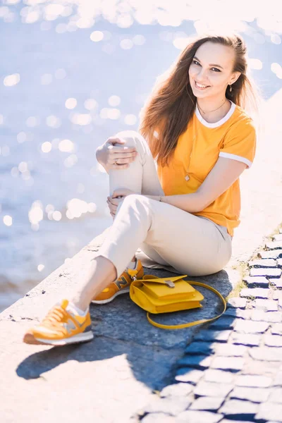 Close Retrato Uma Jovem Hipster Bela Loira Com Saia Azul — Fotografia de Stock