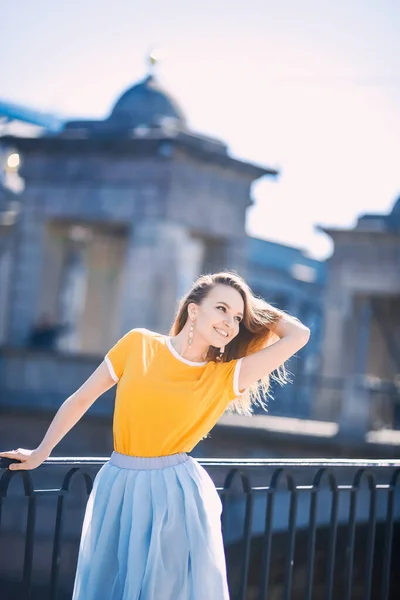 Närbild Porträtt Ung Flicka Hipster Vacker Blondin Med Blå Kjol — Stockfoto