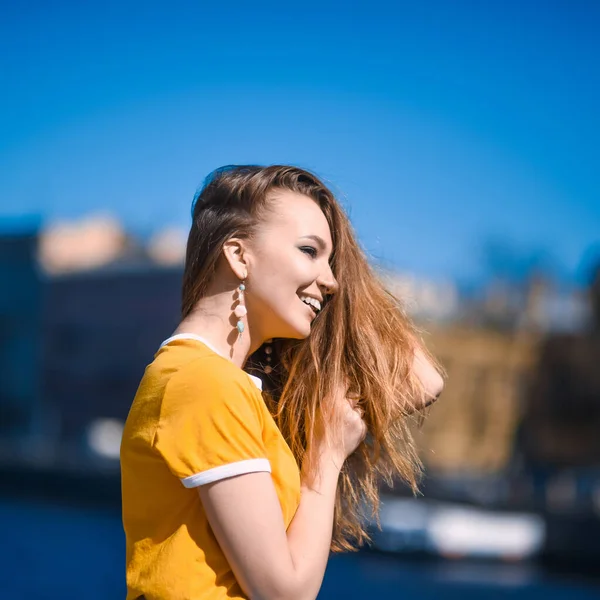 Close Retrato Uma Jovem Hipster Bela Loira Com Saia Azul — Fotografia de Stock