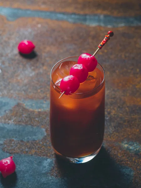 Coquetel vermelho (Bloody Mary close) em um copo liso com cebolas marinadas cor-de-rosa na parte superior, fundo enferrujado. Foto vertical, luz traseira — Fotografia de Stock