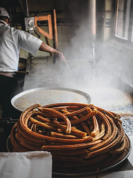 Anillo de churros y churros cortados palos — Foto de Stock