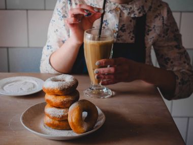 Pishki - Rus çörek yağda kızartılmış ile pudra şekeri, kakao içmeye kız tozunu
