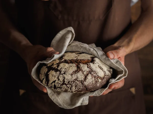 Пекари руки с ржаным хлебом — стоковое фото