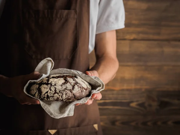 Красивий житній хліб у міцних руках пекарів — стокове фото