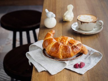 İki güzel ay çöreği bir plaka üzerinde ahşap bir masa