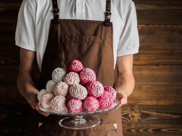 Güzel pembe Zefir (Zephyr, zephir) - Lokum gibi şekerlemeler - Fırıncılar ellerinde şeffaf bir plaka üzerinde