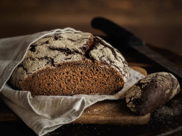 천으로 아름 다운 호 밀 빵 — 스톡 사진