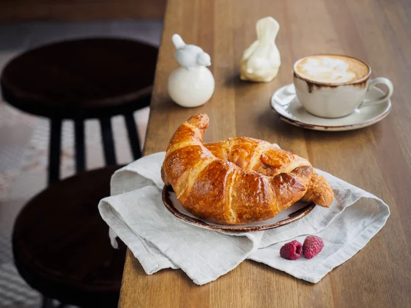 İki güzel ay çöreği bir plaka üzerinde ahşap bir masa