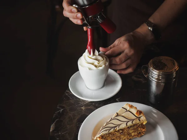 Fabrication de café de Vienne et torte Esterhazy — Photo