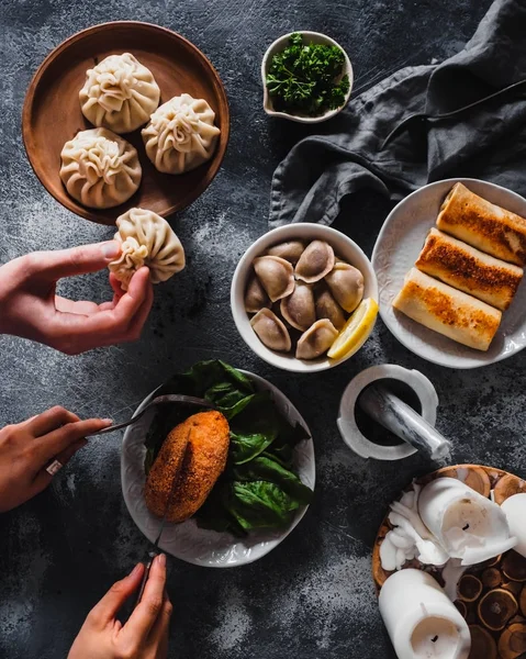 Vareniki, kızarmış krep, tavuk Kiev pirzola ve bir tabak üzerinde Gürcü Hıngel