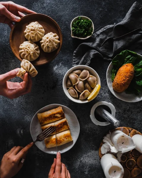 Vareniki, kızarmış krep, tavuk Kiev pirzola ve bir tabak üzerinde Gürcü Hıngel