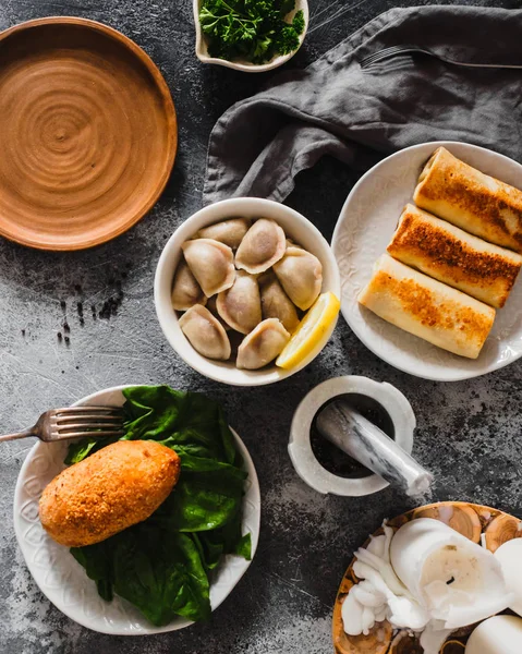 Vareniki, kızarmış krep ve tavuk Kiev pirzola bir plakaları