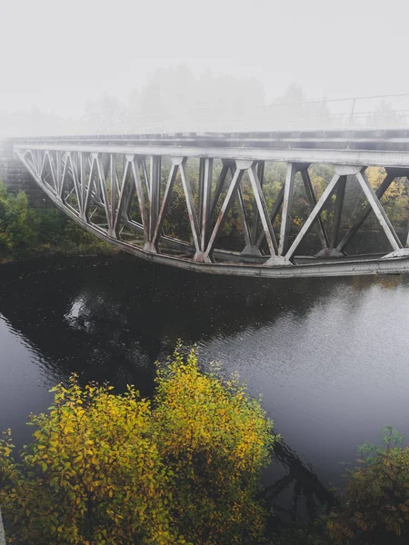 Kovový most přes řeku — Stock fotografie
