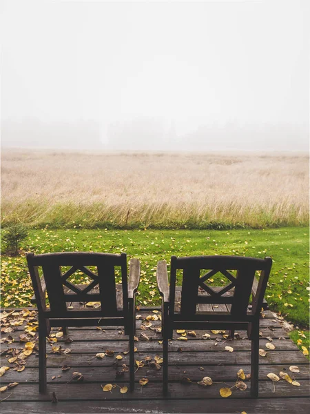Puste drewniane krzesła w pobliżu pole rolne — Zdjęcie stockowe