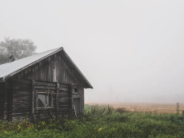 Drewniany dom w pobliżu jesień pole rolne — Zdjęcie stockowe