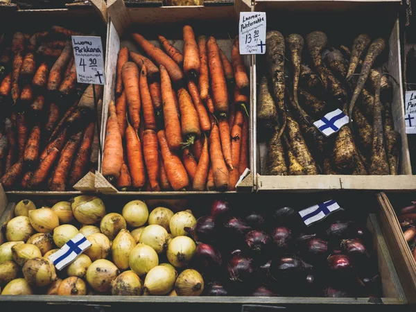 Produtos hortícolas sazonais provenientes do mercado local — Fotografia de Stock