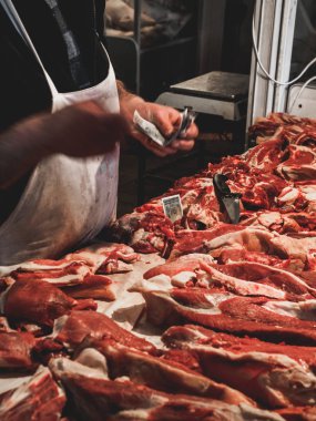 Tiflis, Gürcistan. 27 Aralık 2017. Dezerter Bazaar 'da et (domuz eti) Satıyoruz. Dikey