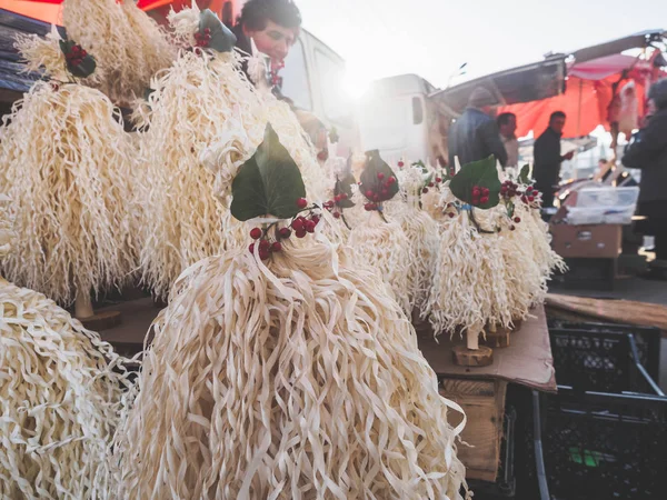 Tiflis, Gürcistan. dezerter çarşı, Kent Gıda pazarı. 27 Aralık 2017. Chichilaki - kuru fındık ya da ceviz dalları yapılan geleneksel Noel ağacı