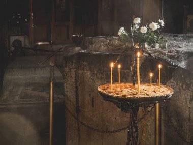 Mum, Jvari Manastırı (haç Manastırı), Mtsheta, Gürcistan aydınlandı. Gürcü Ortodoks Kilisesi. Dikey fotoğraf