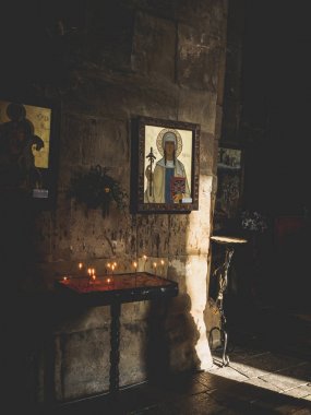 St. George ve St. Nino kutsal kişilerin resmi iç Jvari Manastırı (haç Manastırı), Mtsheta, Gürcistan. Gürcü Ortodoks Kilisesi. Dikey fotoğraf