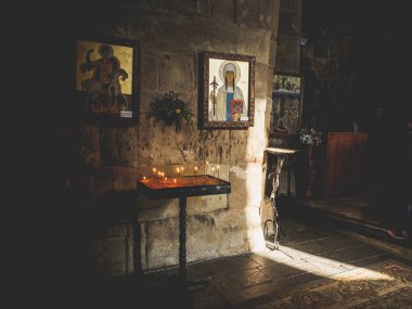 St. George ve St. Nino kutsal kişilerin resmi iç Jvari Manastırı (haç Manastırı), Mtsheta, Gürcistan. Gürcü Ortodoks Kilisesi. Yatay fotoğraf