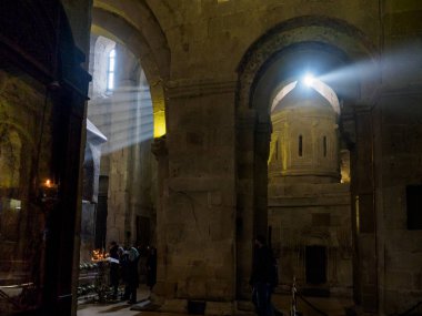 Ocak 2018, Samtavro Manastırı, Mtsheta, Georgia. İç, ışık şaşırtıcı. Yatay fotoğraf