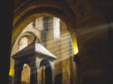 Ocak 2018, Samtavro Manastırı, Mtsheta, Georgia. İç, ışık şaşırtıcı. Yatay fotoğraf