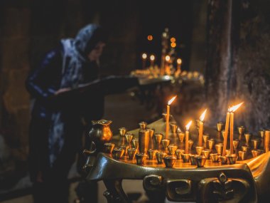 Ocak 2018, Samtavro Manastırı, Mtsheta, Georgia. İç mumlar ve bir arka plan üzerinde dua ile. Yatay fotoğraf