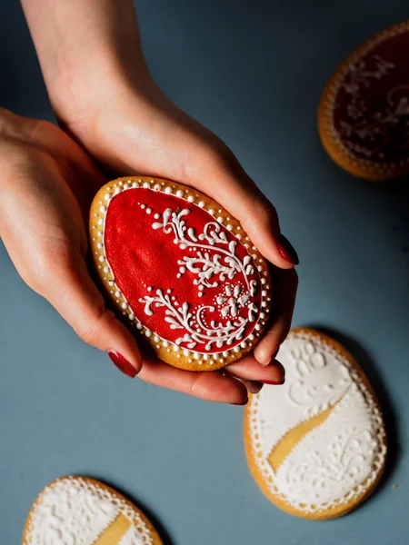 Velikonoční Vejce Tvaru Sušenky Ženské Ruce Držící Cookie Fotky Pohled — Stock fotografie