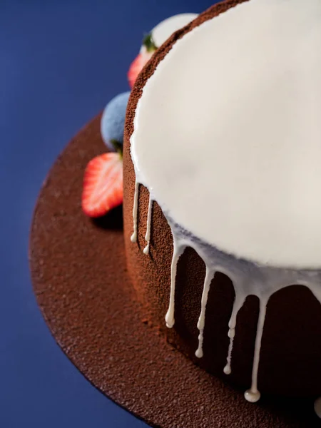 Pastel Mousse Cubierto Con Terciopelo Chocolate Decorado Con Esferas Chocolate — Foto de Stock